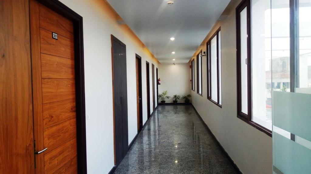 Alankrita Suites & Party Halls מיראט מראה חיצוני תמונה
