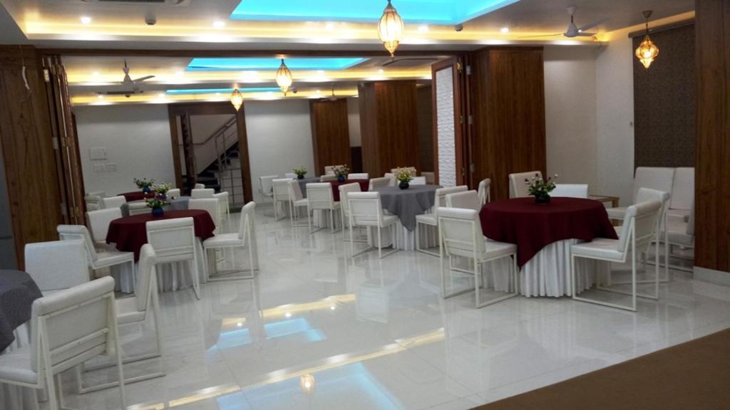 Alankrita Suites & Party Halls מיראט מראה חיצוני תמונה