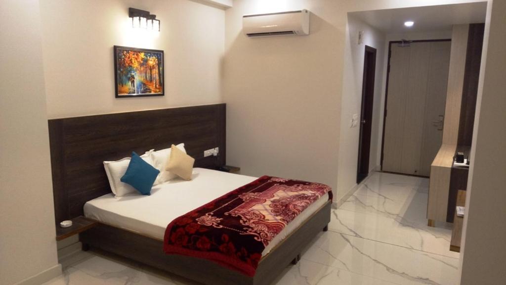 Alankrita Suites & Party Halls מיראט מראה חיצוני תמונה