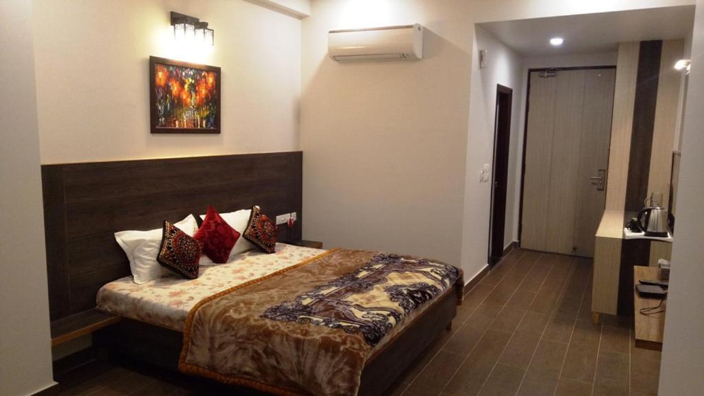 Alankrita Suites & Party Halls מיראט מראה חיצוני תמונה